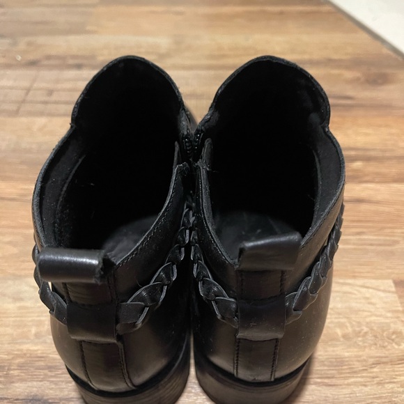 Booths - Picture 2 of 6